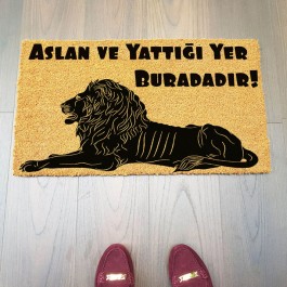 Aslan ve Yattığı Yer Buradadır Tasarımlı Paspas